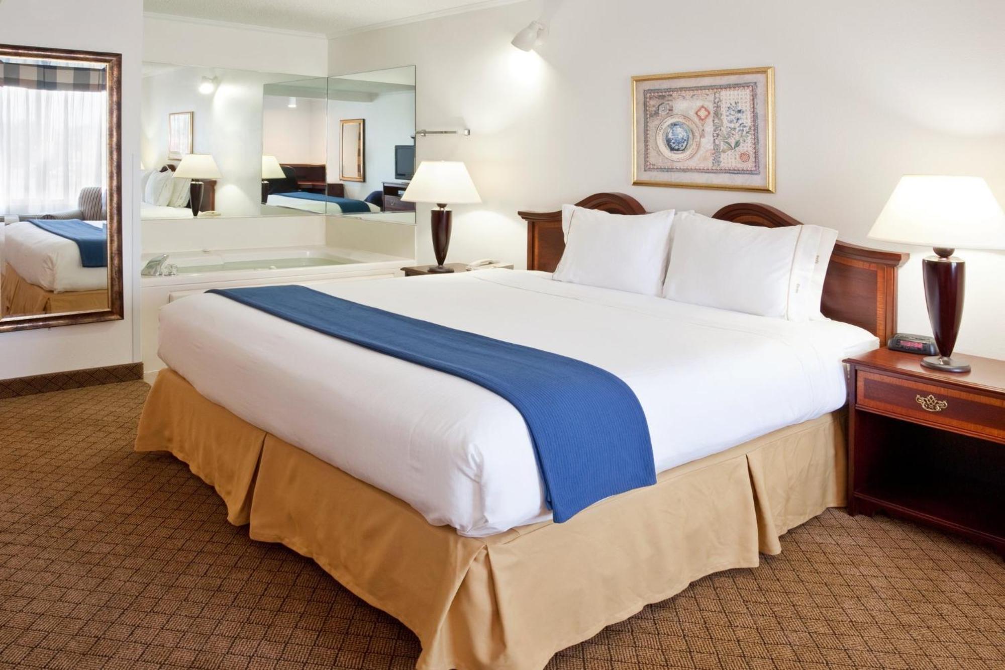 Holiday Inn Express & Suites Alliance By Ihg Exterior photo