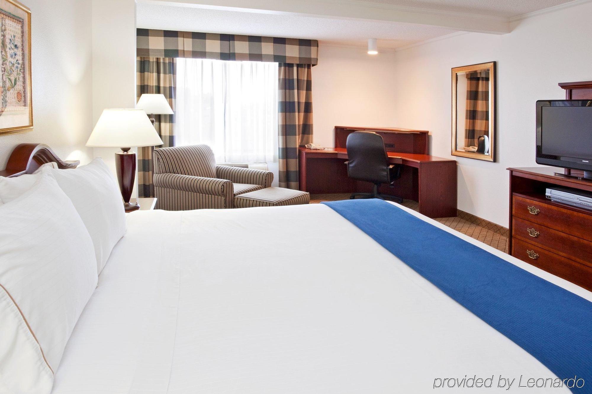Holiday Inn Express & Suites Alliance By Ihg Room photo